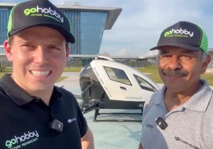 O CEO da Gohobby Adriano Buzaid e o comandante Jeovan Alencar em Guangzhou na china, com o eVtol Ehang 216-S