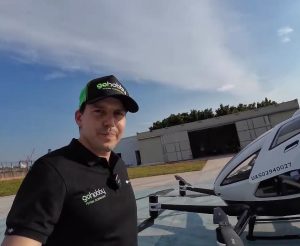 CEO da Gohobby em guanghzou na china, com o carro voador da Gohobby o Ehang 216-S