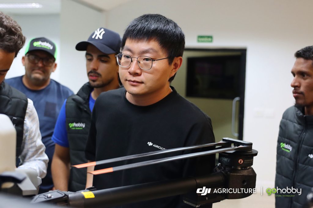 A foto apresenta um representante da DJI acompanhando a montagem dos drones