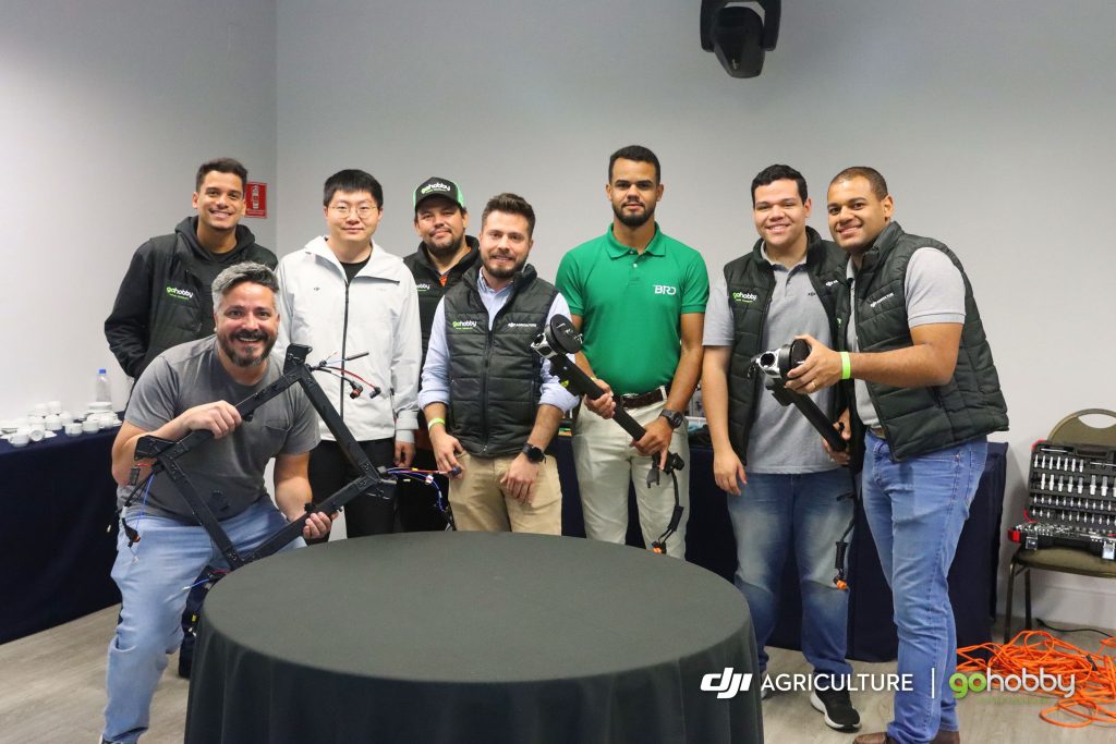 A foto mostra os revendedores junto com o representante da DJI
