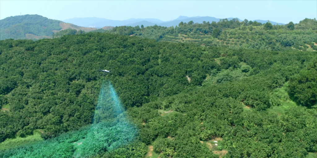 A imagem mostra um drone fazendo contagem de plantas na prática