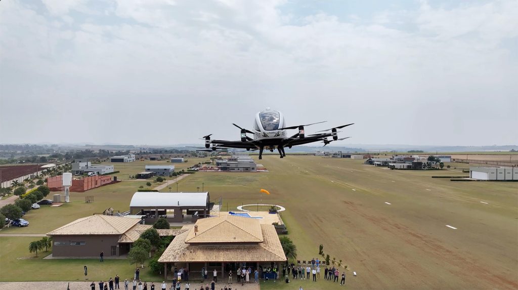 A imagem mostra o "carro voador" EHANG 216-S voando pela primeira vez no Brasil